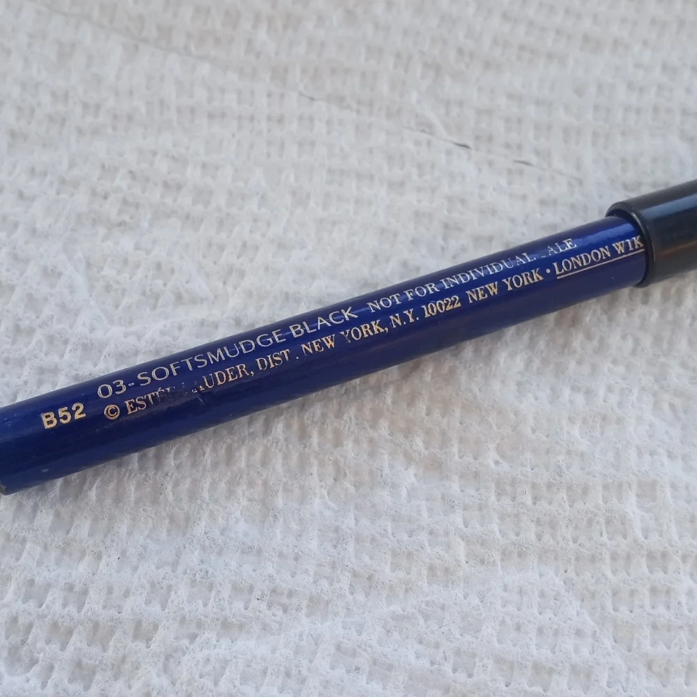 Estee Lauder Eye Defining Pencil 3 Soft smudge Black Rich Natural Matte Eyeliner